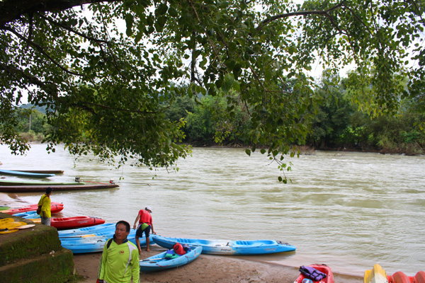 vang vieng kayaking Kayaking in Vang Vieng, Laos