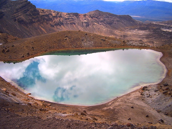 tongariro crossing lake reflection Emerald lake on Tongariro Crossing, New Zealand