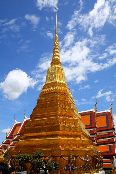 wat phra kaew chedi Golden chedi in Wat Phra Kaew in Bangkok, Thailand