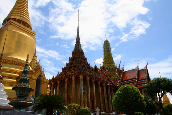 wat phra kaew upper terrace the upper terrace in Wat Phra Kaew in Bangkok, Thailand