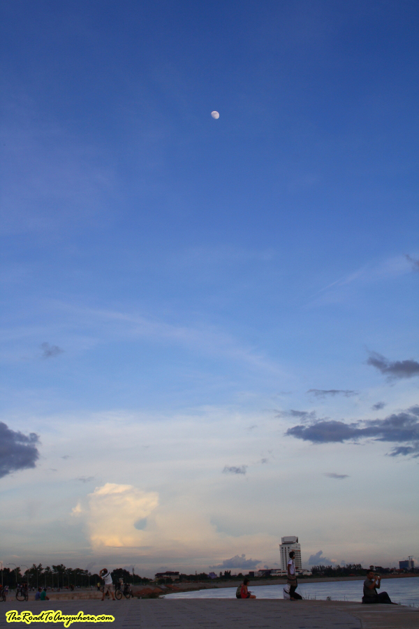 vientiane sunset moon Moon at Sunset in Vientiane, Laos