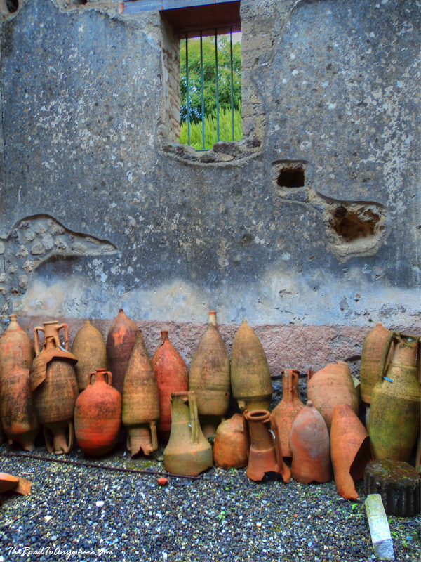 pompeii pottery Ancient pottery in Pompeii, Italy